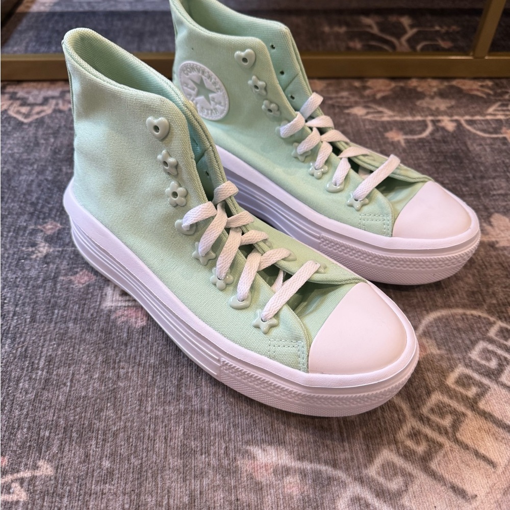 Brand new Converse Women's High-Top with soft platform Sneakers - pistachio